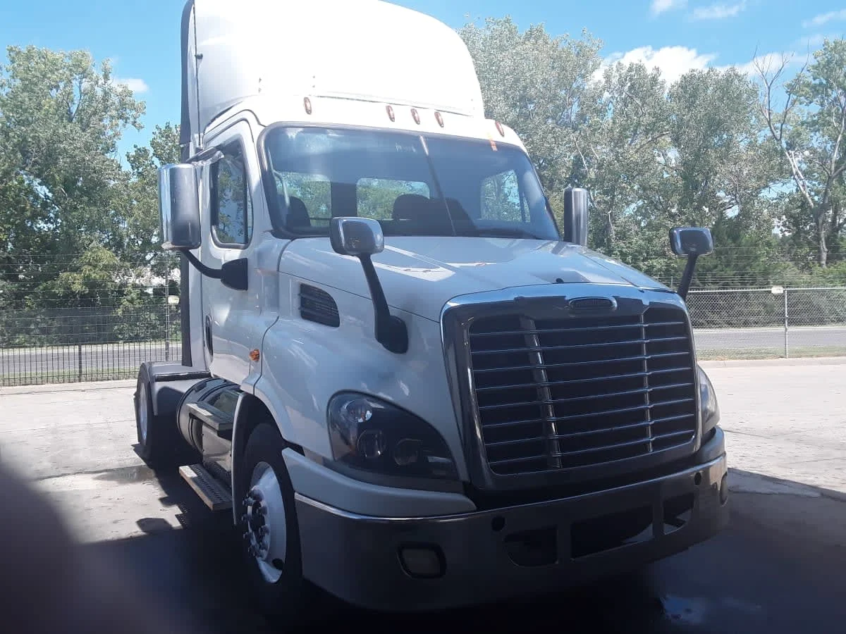 2017 Freightliner Cascadia in Kansas City, MO — photo 3