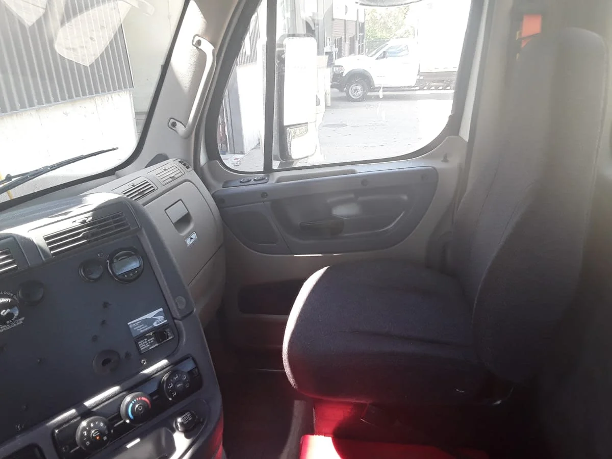 2017 Freightliner Cascadia in Kansas City, MO — photo 8