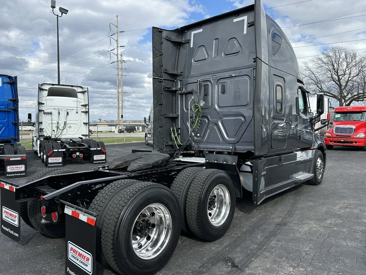 2021 Freightliner Cascadia - image 4
