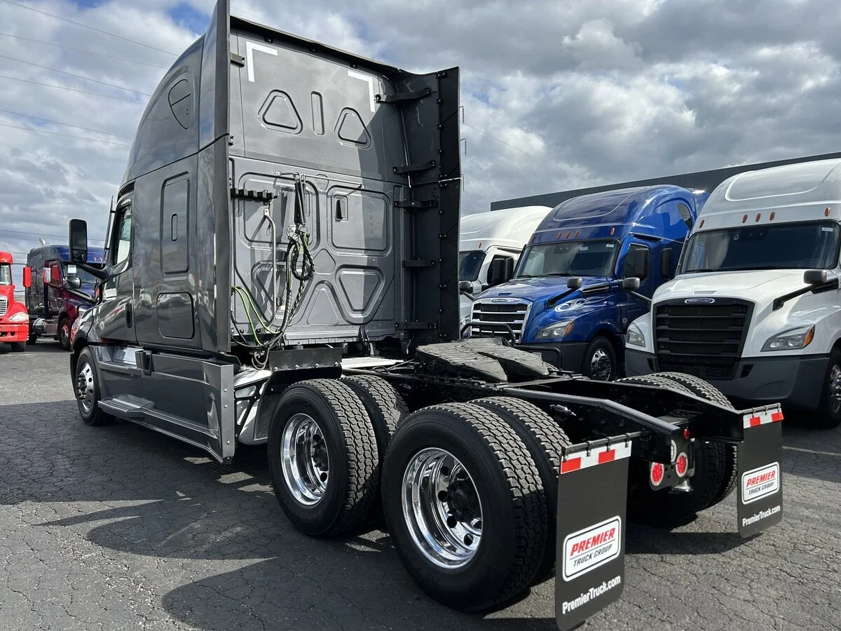2021 Freightliner Cascadia - image 3