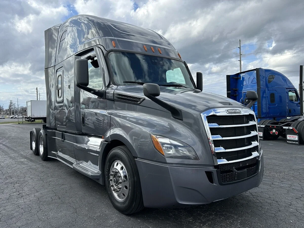 2021 Freightliner Cascadia - image 2