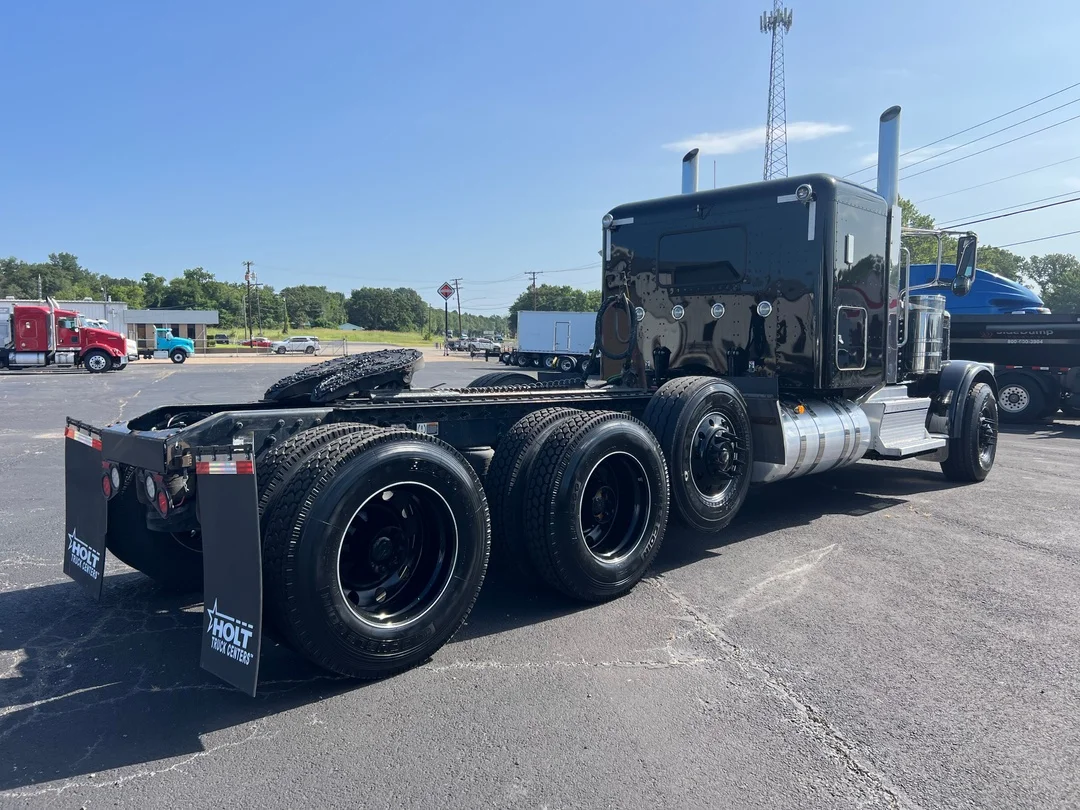 2023 Peterbilt 389 - image 3