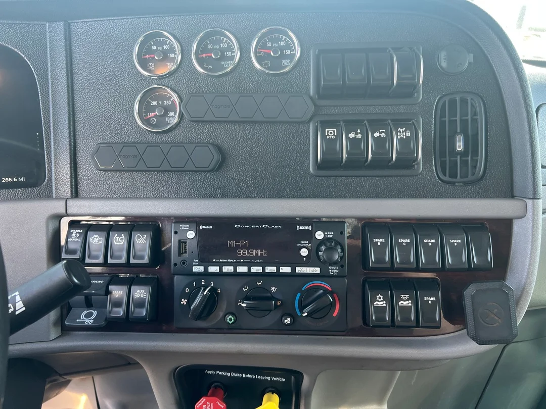 2023 Peterbilt 389 - image 12