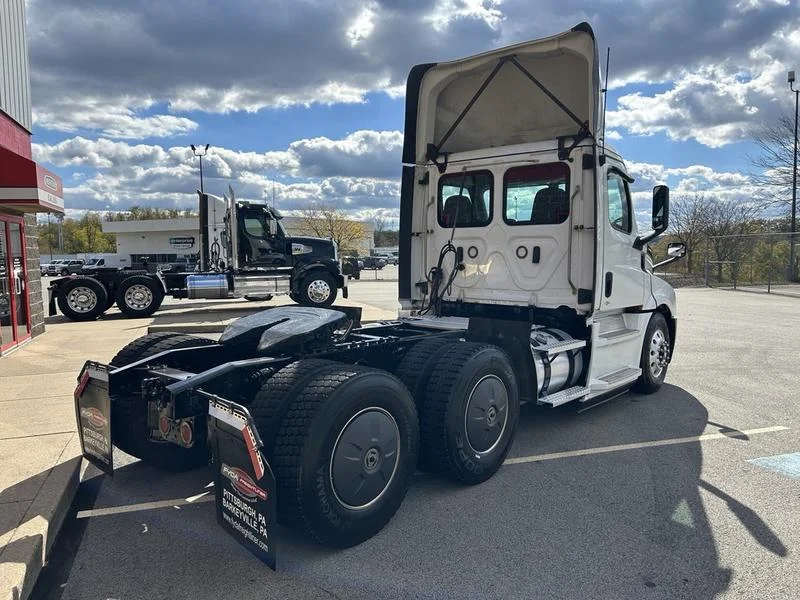 2020 Freightliner Cascadia - image 5