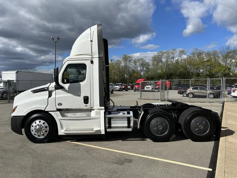 2020 Freightliner Cascadia - image 9