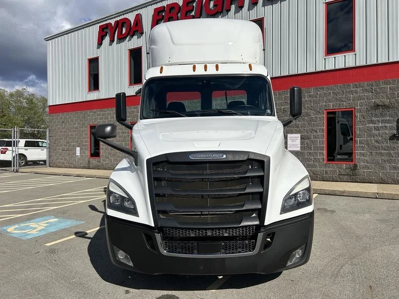 2020 Freightliner Cascadia - image 2