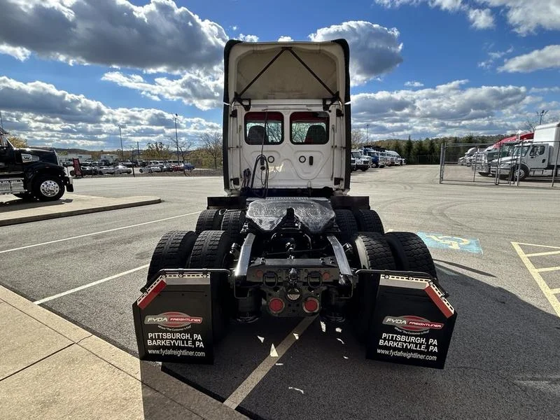 2020 Freightliner Cascadia - image 6