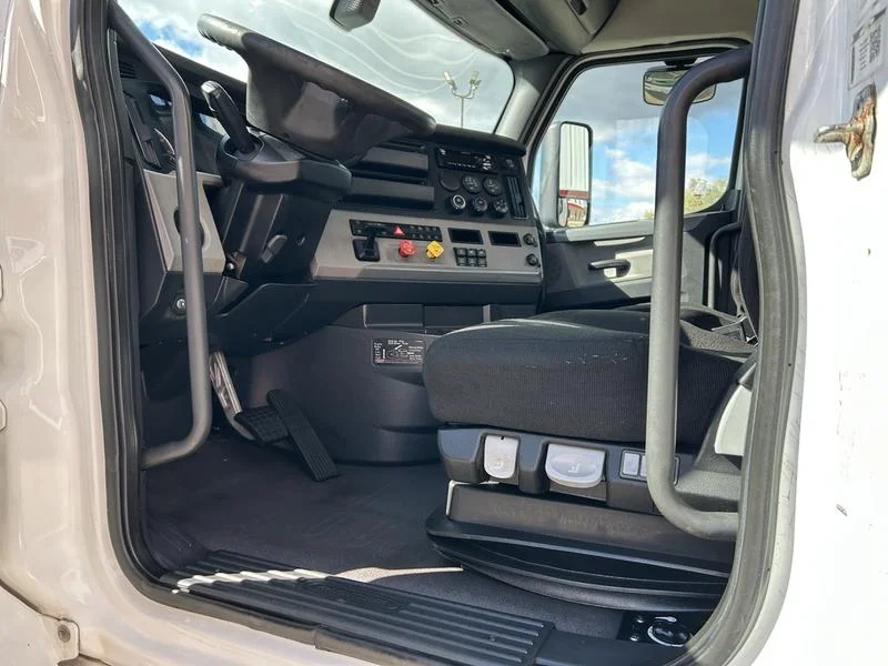 2020 Freightliner Cascadia - image 11