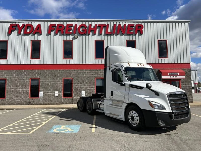 2020 Freightliner Cascadia - image 3