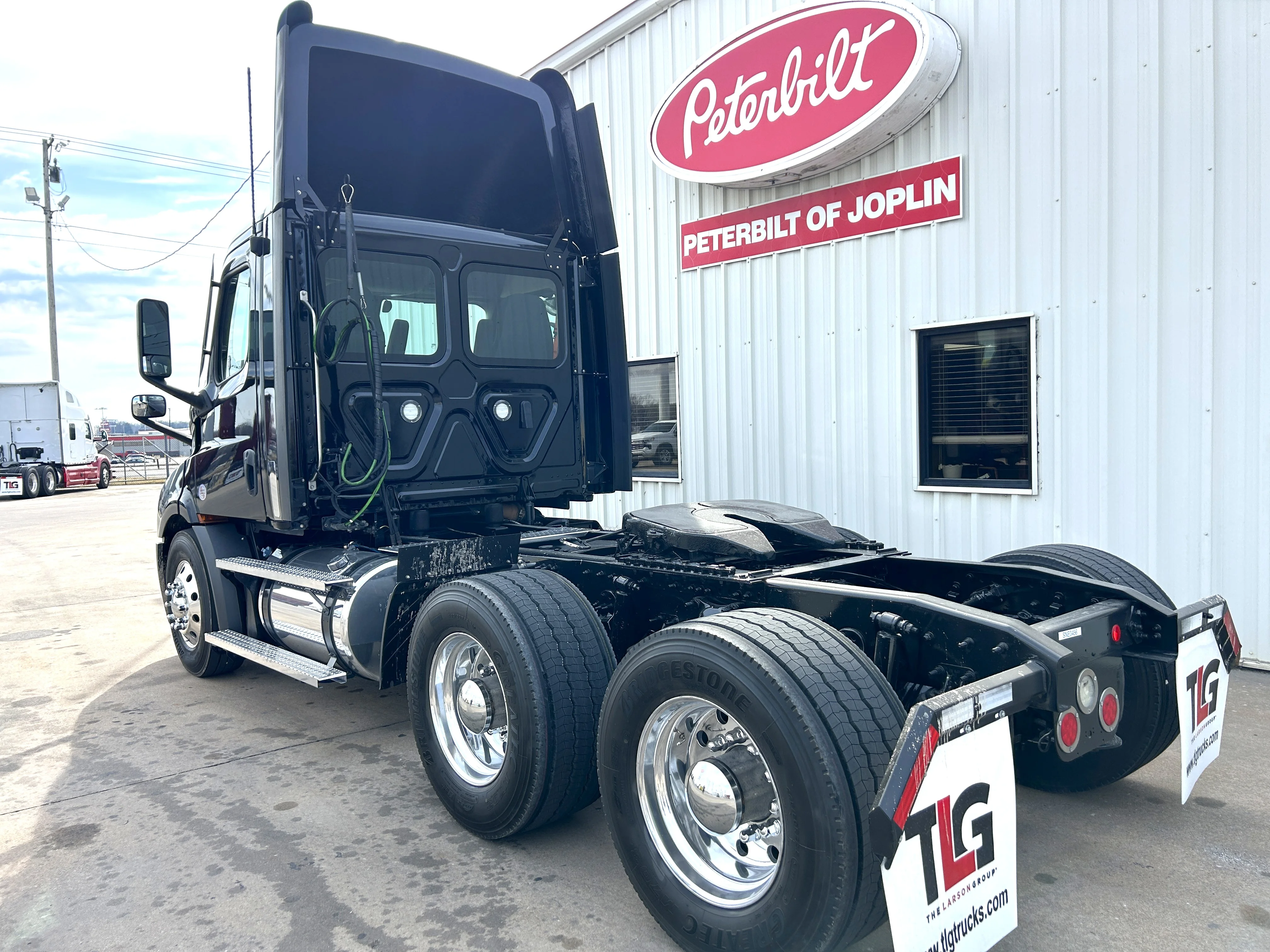 2022 Freightliner Cascadia - image 5