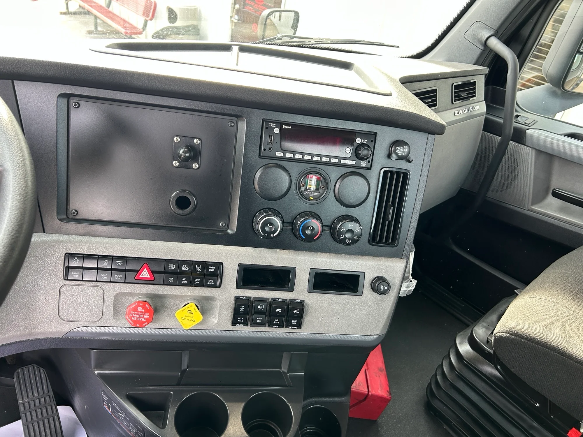 2022 Freightliner Cascadia - image 10