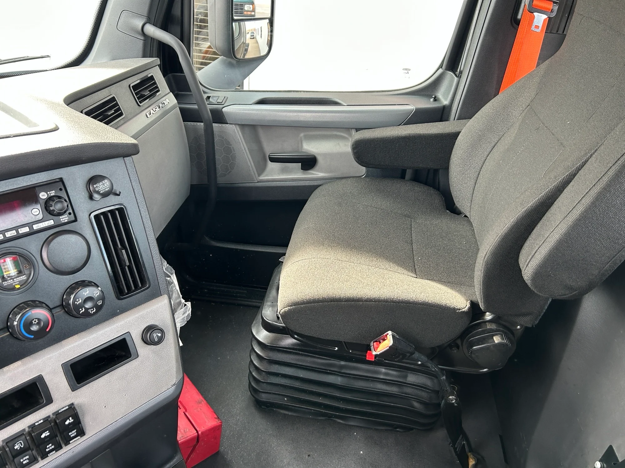 2022 Freightliner Cascadia - image 9