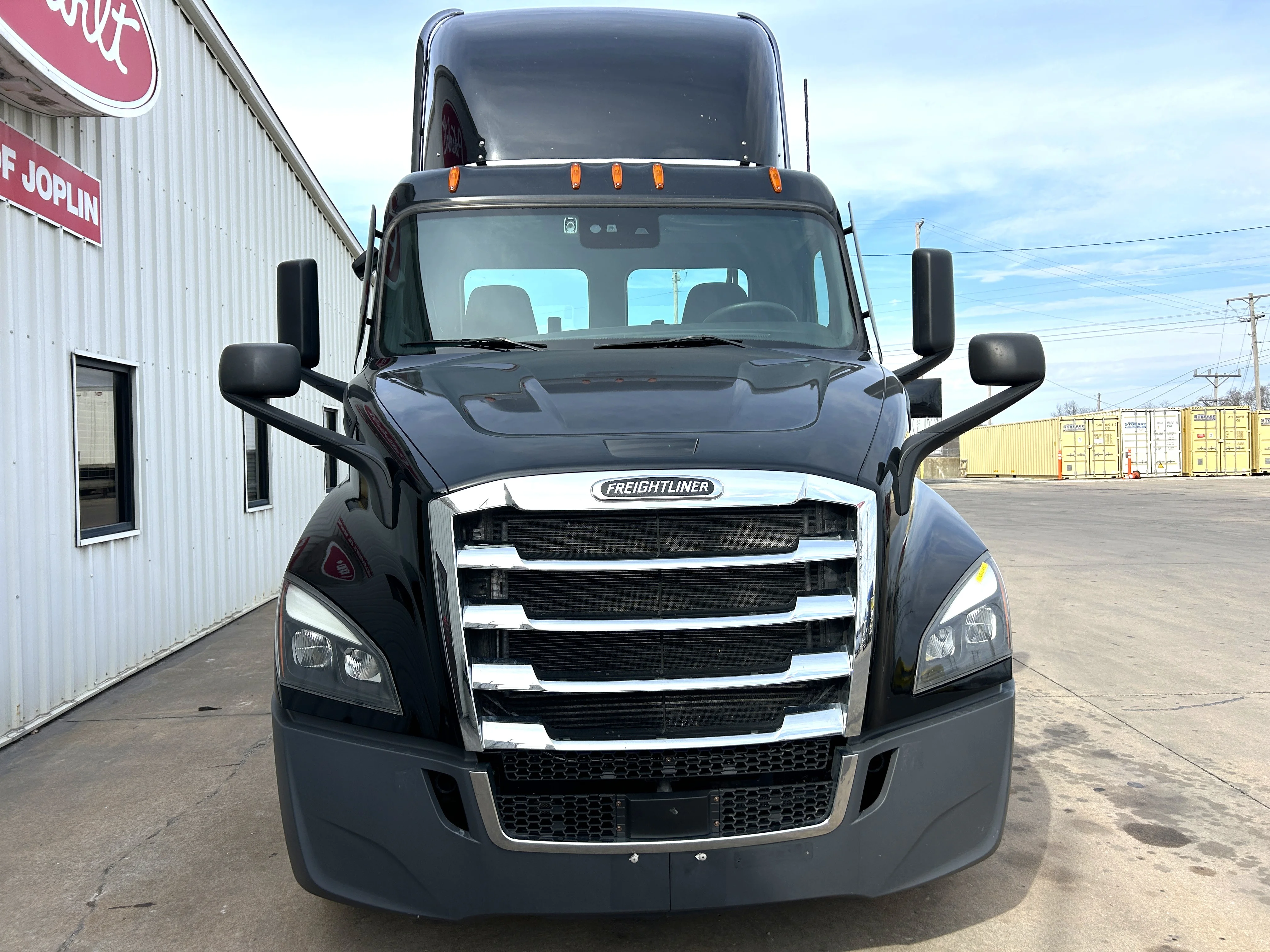 2022 Freightliner Cascadia - image 2