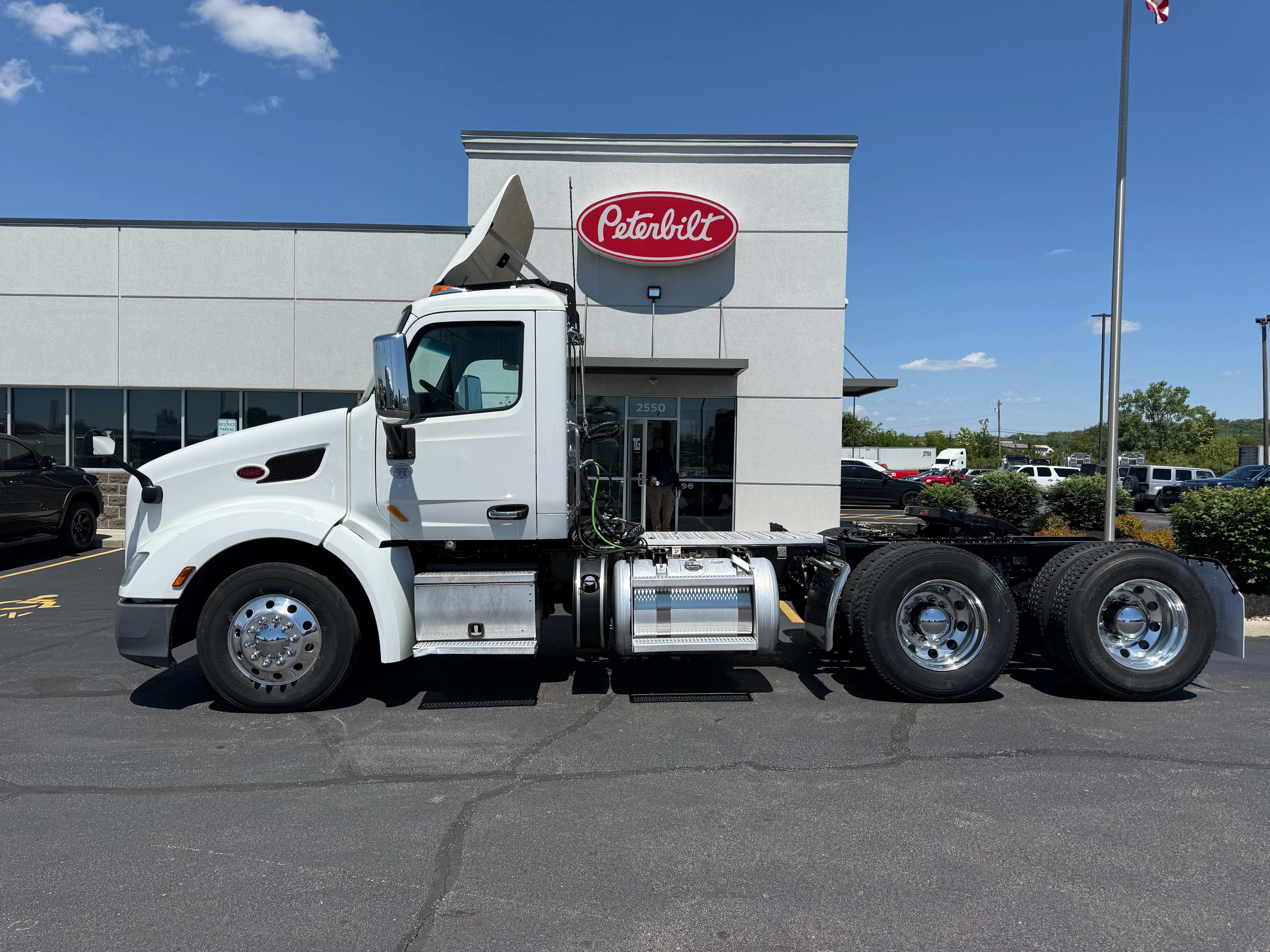 2021 Peterbilt 579 in Cincinnati, OH — photo 3