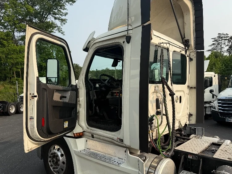 2019 Freightliner Cascadia in Baltimore, MD — photo 9