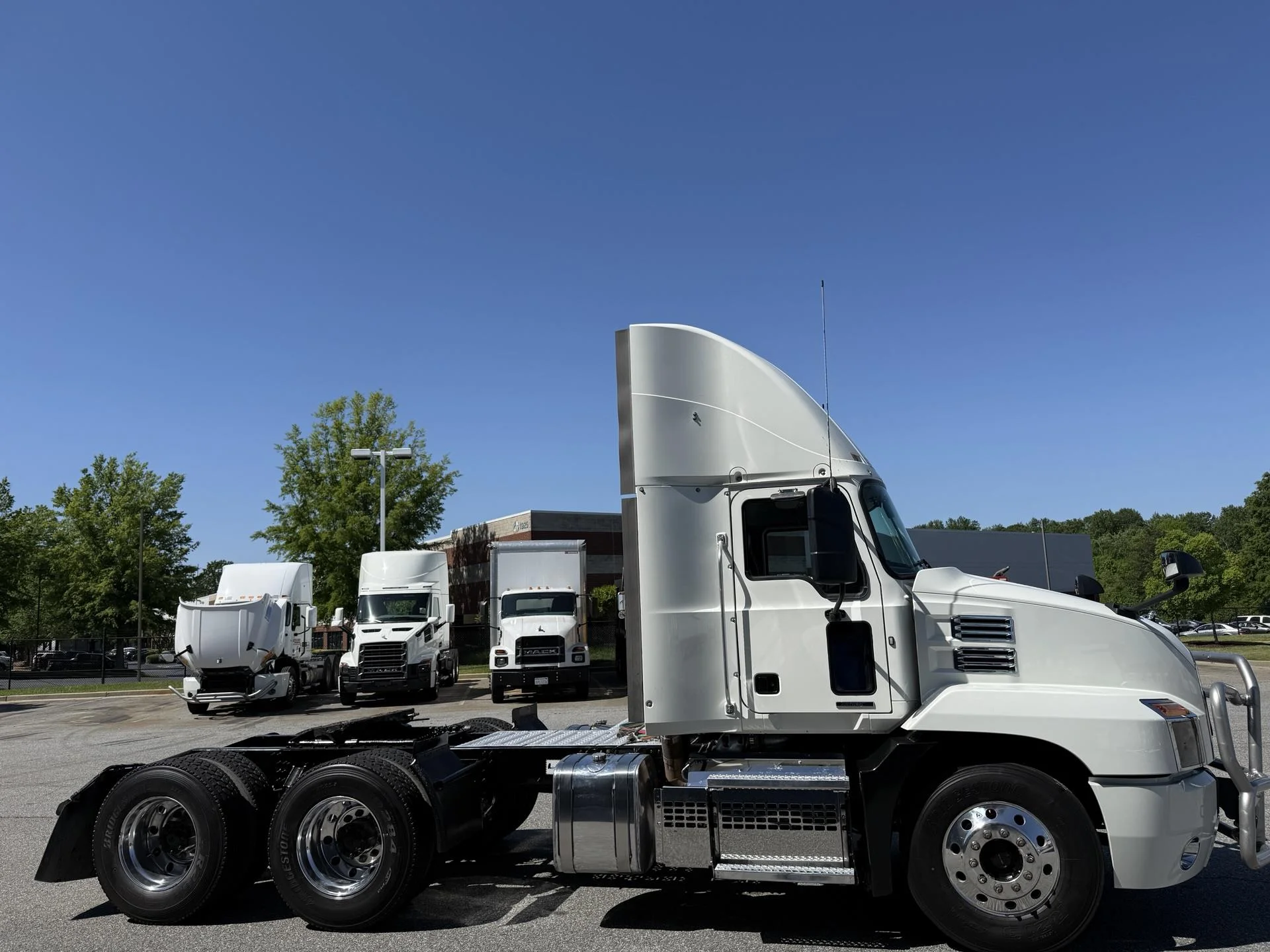 2022 Mack Anthem - image 6