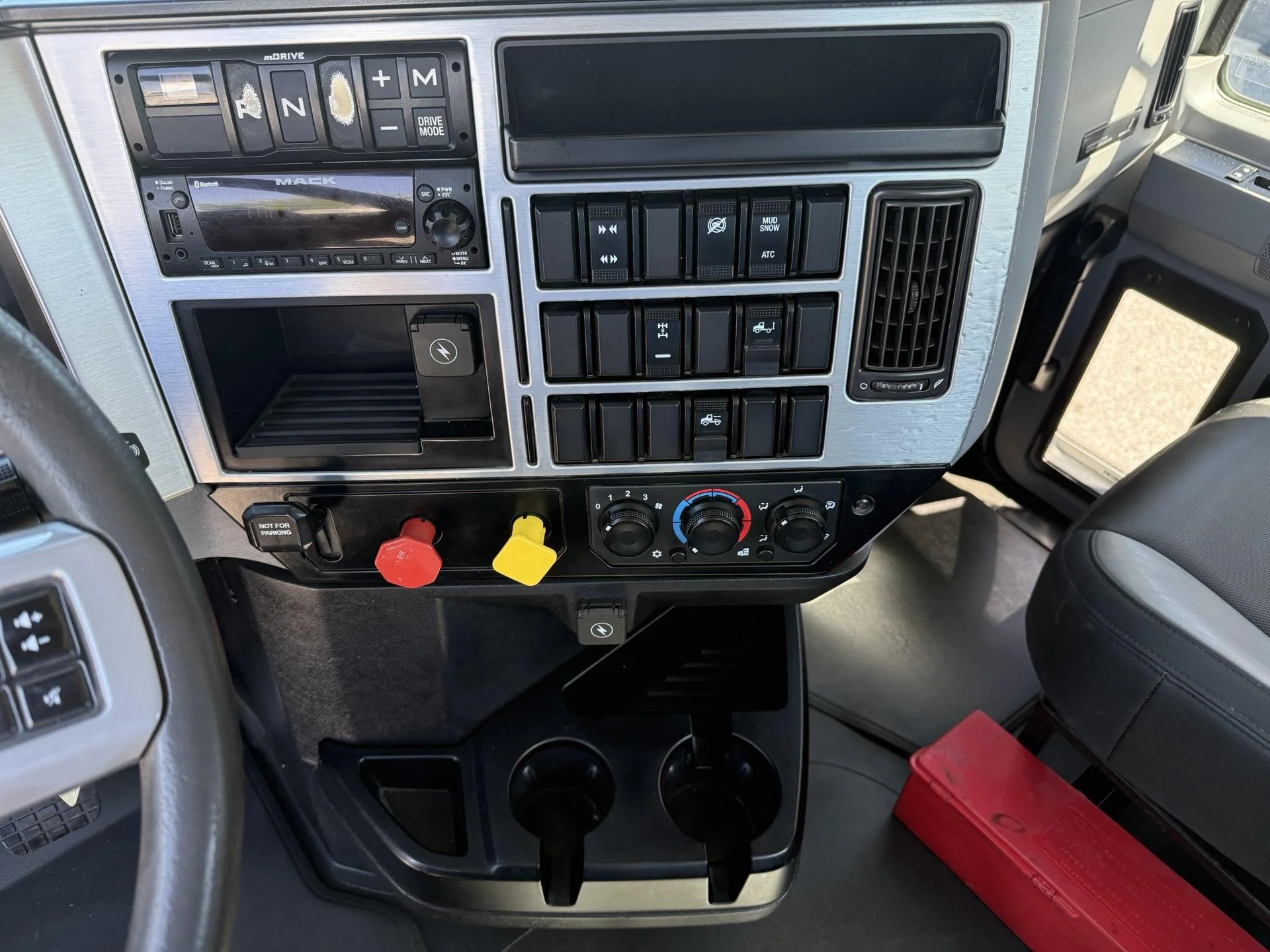 2022 Mack Anthem - image 10