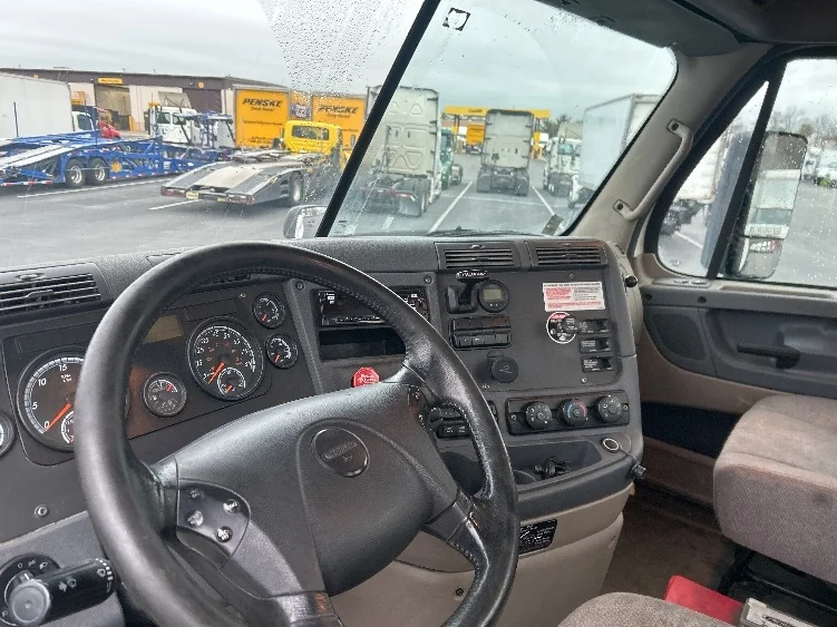 2019 Freightliner Cascadia in Pennsauken, NJ — photo 10