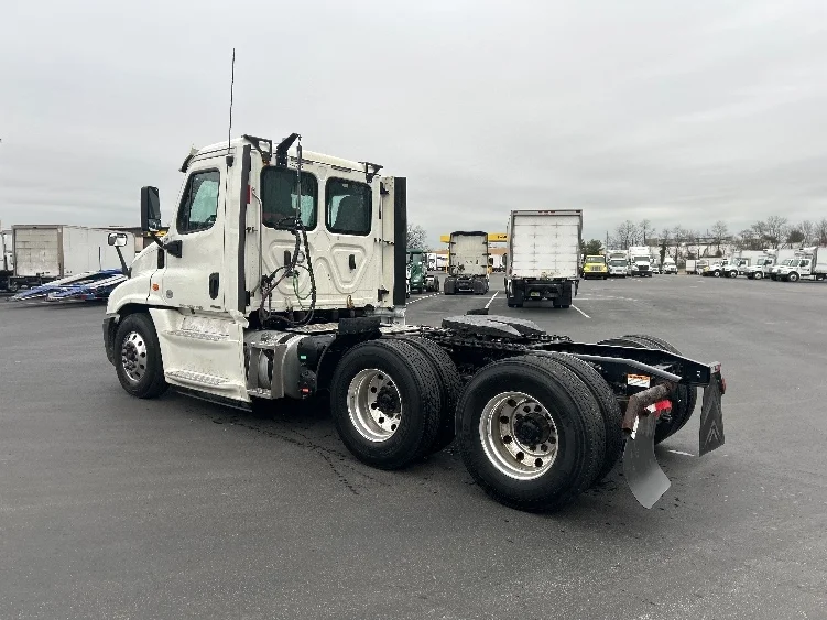 2019 Freightliner Cascadia in Pennsauken, NJ — photo 5