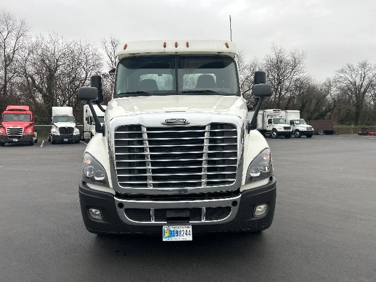 2019 Freightliner Cascadia in Pennsauken, NJ — photo 2