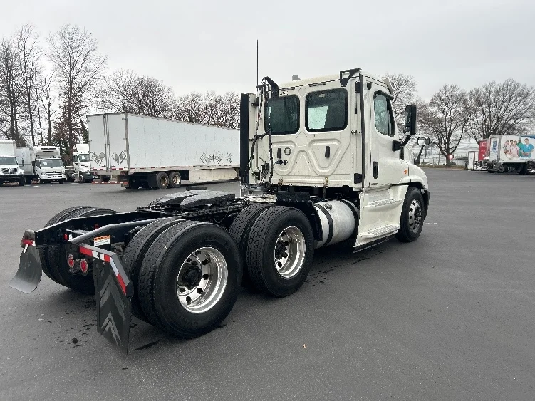 2019 Freightliner Cascadia in Pennsauken, NJ — photo 7