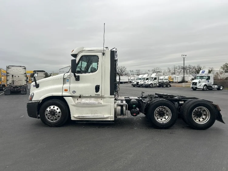 2019 Freightliner Cascadia in Pennsauken, NJ — photo 4