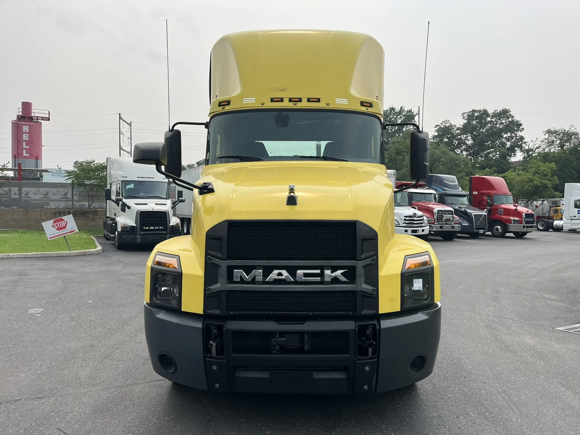 2023 Mack Anthem in Conshohocken, PA — photo 2