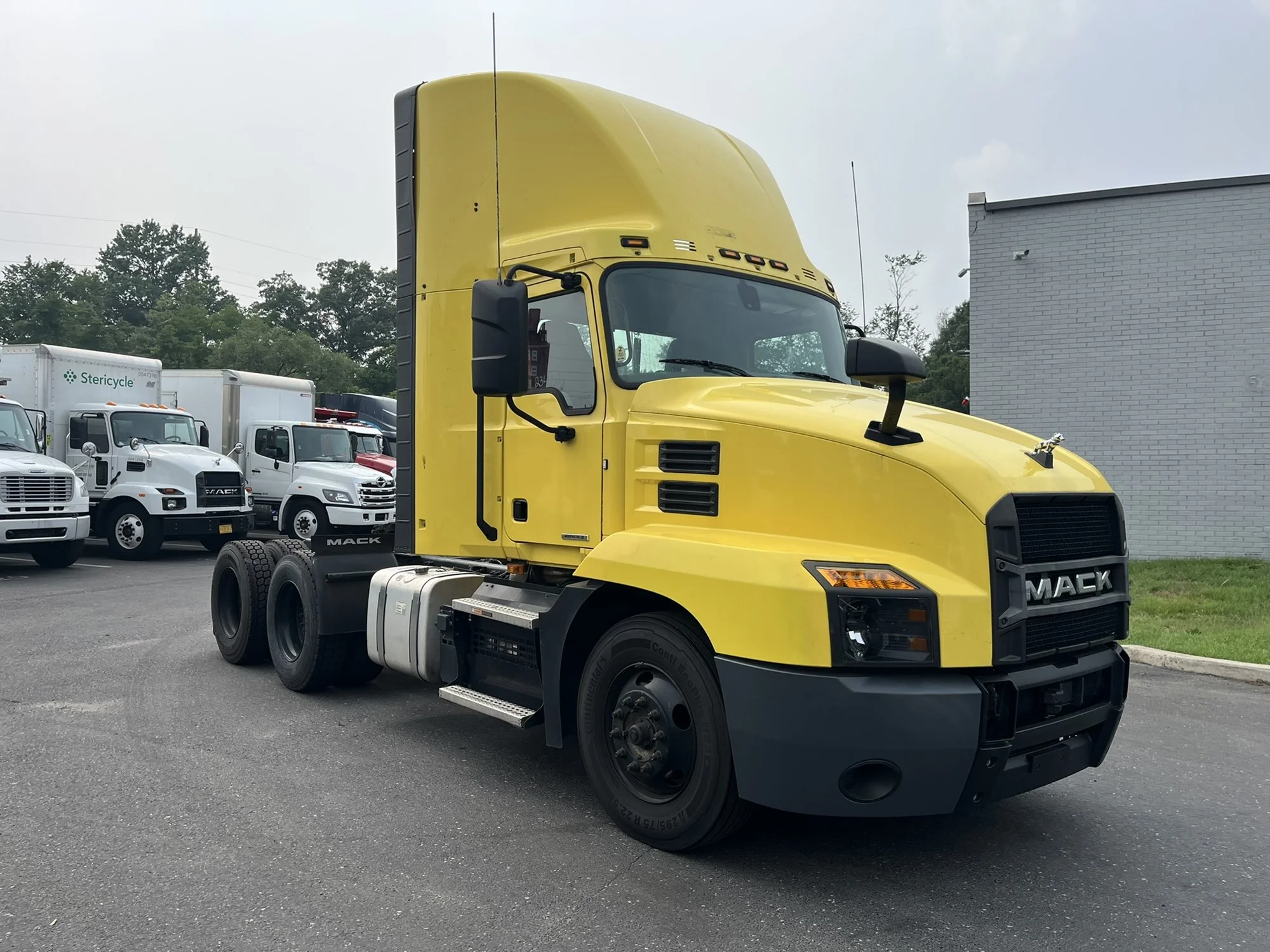2023 Mack Anthem in Conshohocken, PA — photo 3