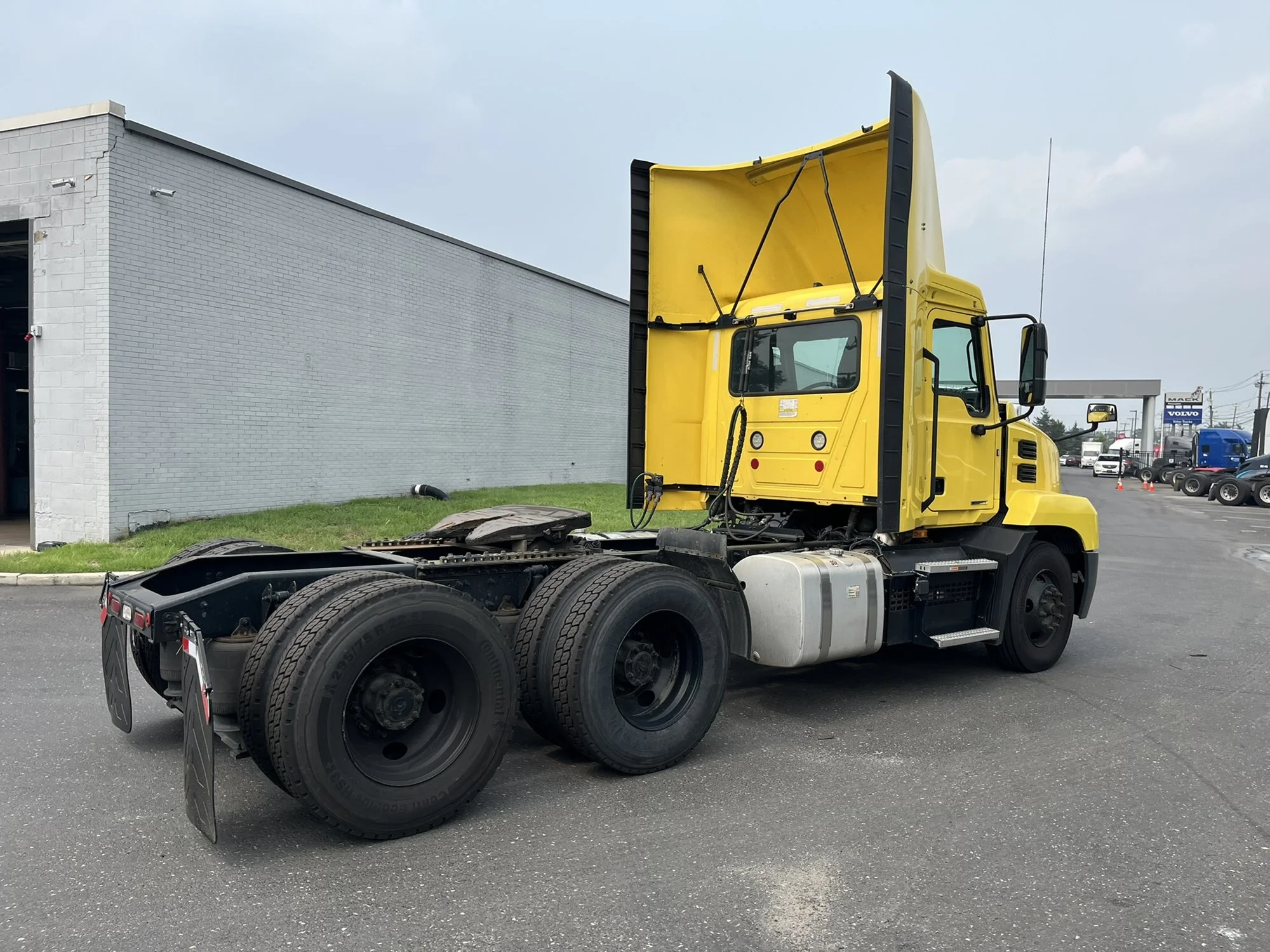 2023 Mack Anthem in Conshohocken, PA — photo 4