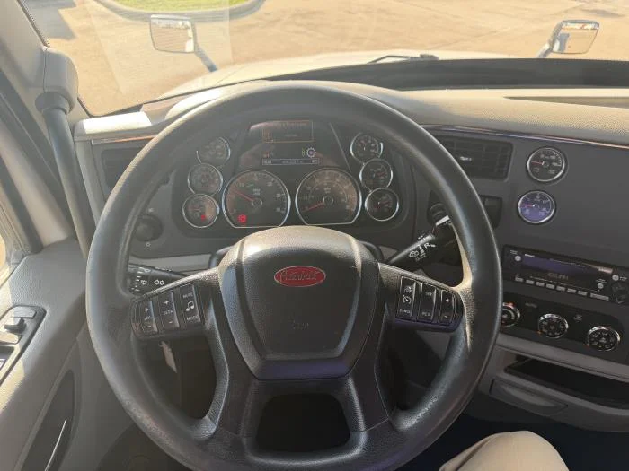 2021 Peterbilt 579 — photo 39