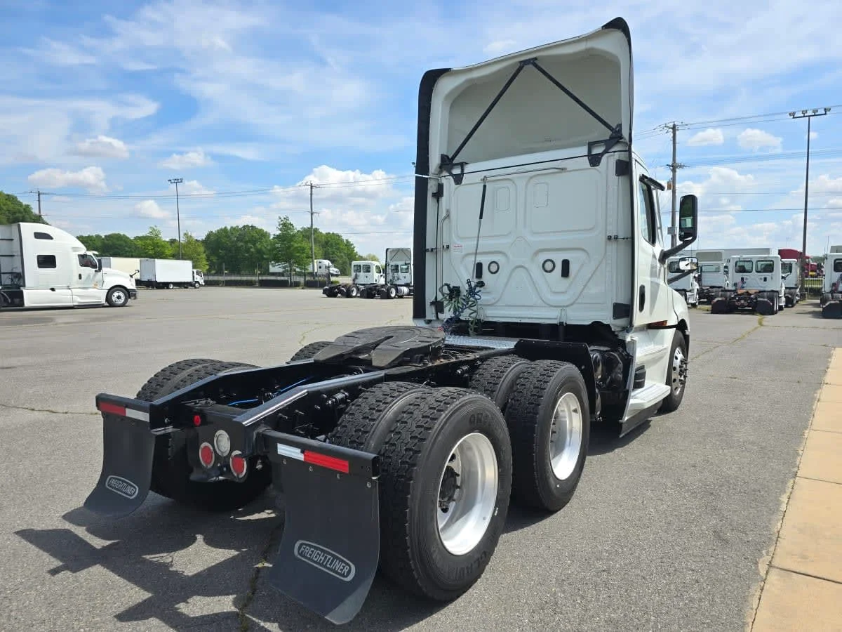 2022 Freightliner Cascadia - image 4