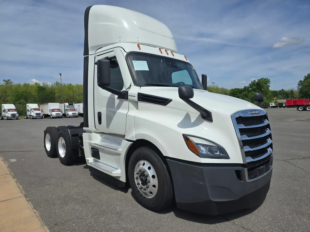 2022 Freightliner Cascadia - image 3