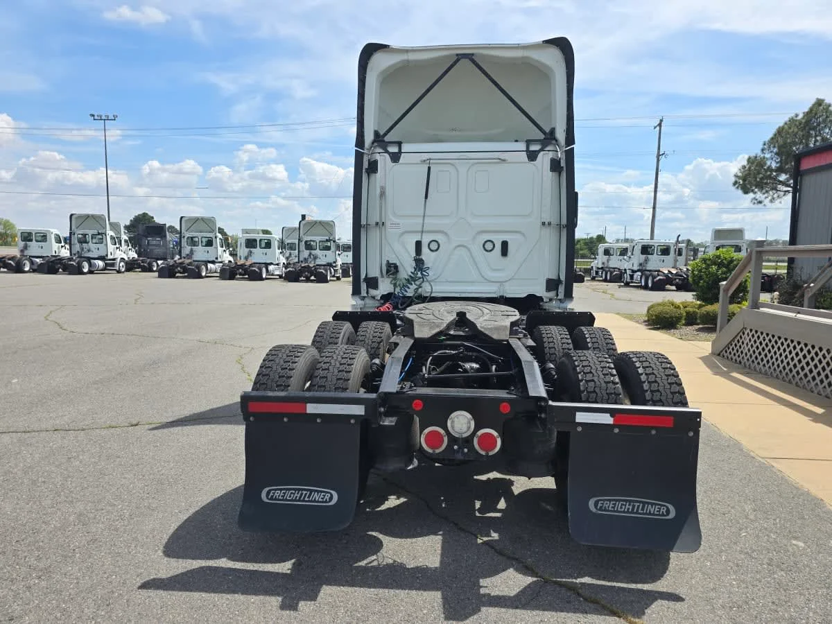2022 Freightliner Cascadia - image 5