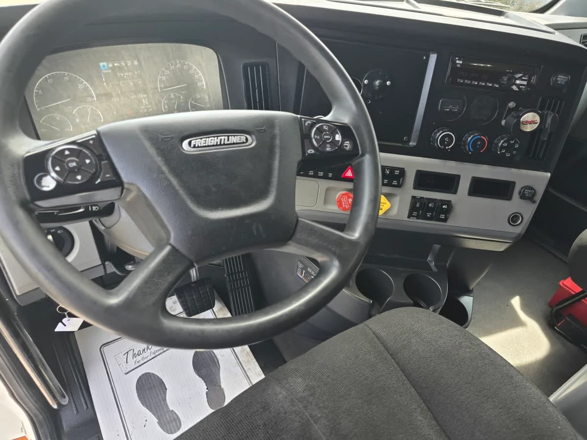 2022 Freightliner Cascadia - image 7