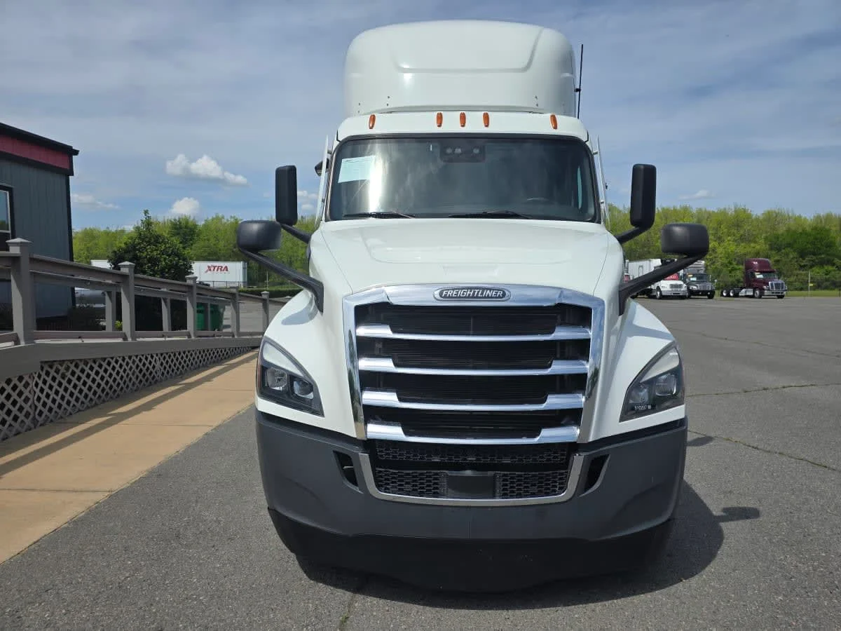 2022 Freightliner Cascadia - image 2