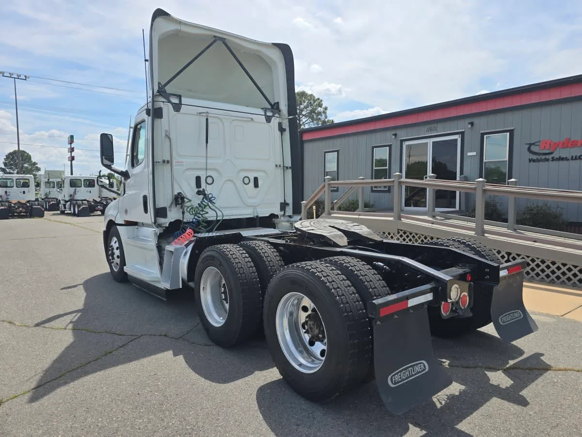 2022 Freightliner Cascadia - image 6