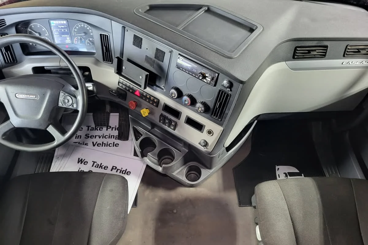 2020 Freightliner Cascadia in Jacksonville, FL — photo 12