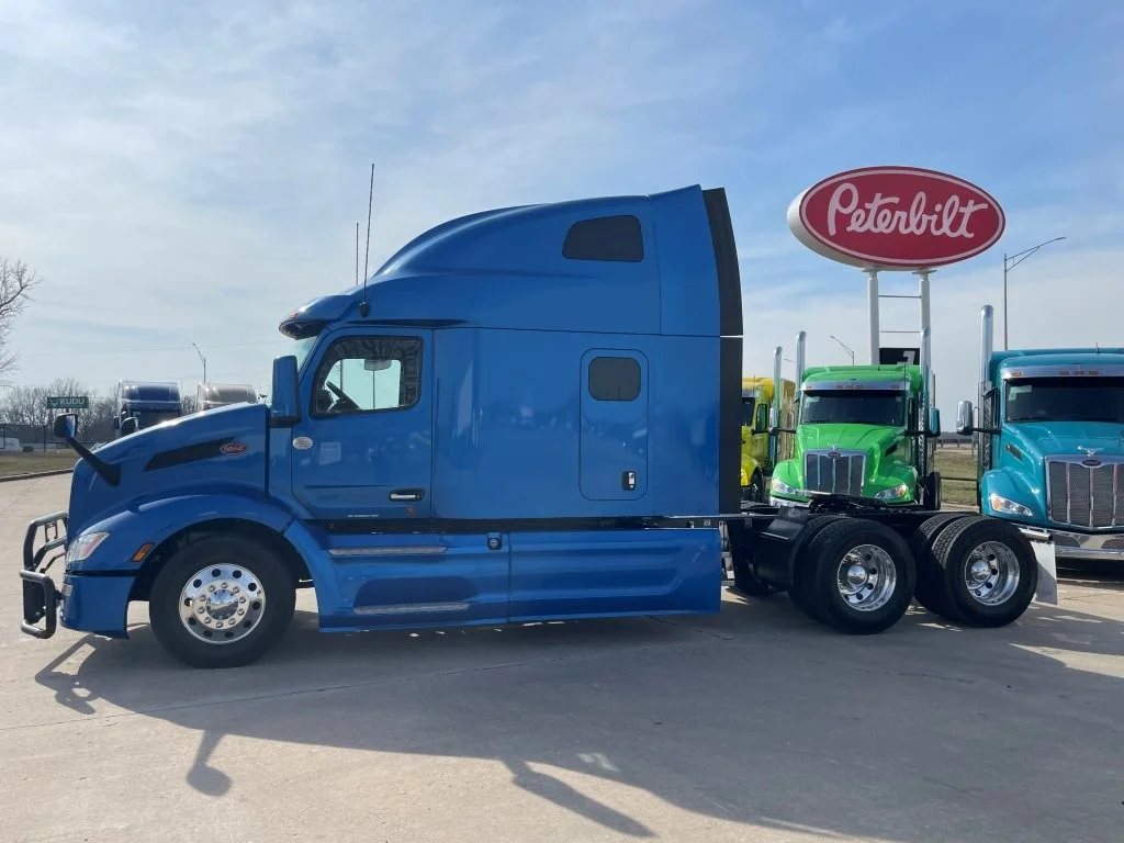 2023 Peterbilt 579 - image 2