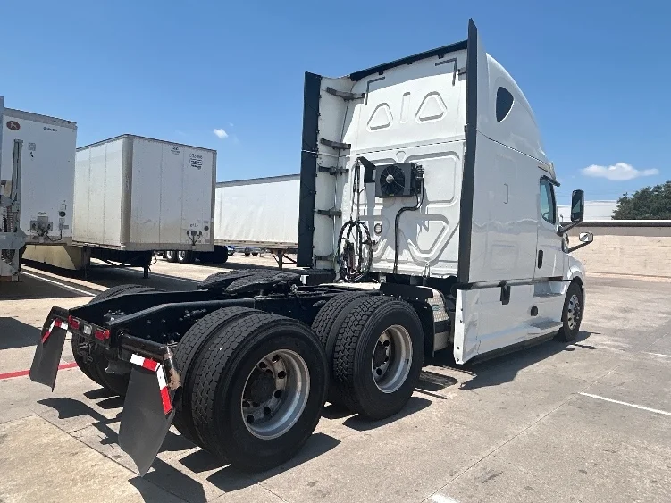 2020 Freightliner Cascadia in Carrollton, TX — photo 7