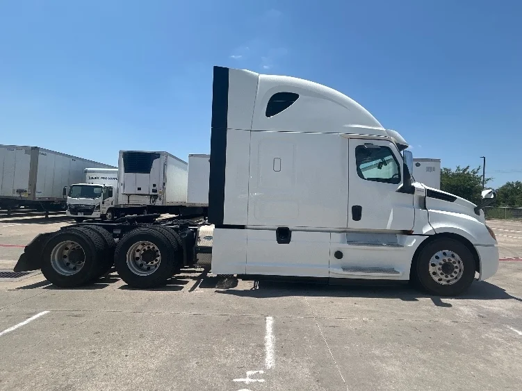 2020 Freightliner Cascadia in Carrollton, TX — photo 8