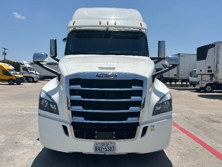 2020 Freightliner Cascadia in Carrollton, TX — photo 2