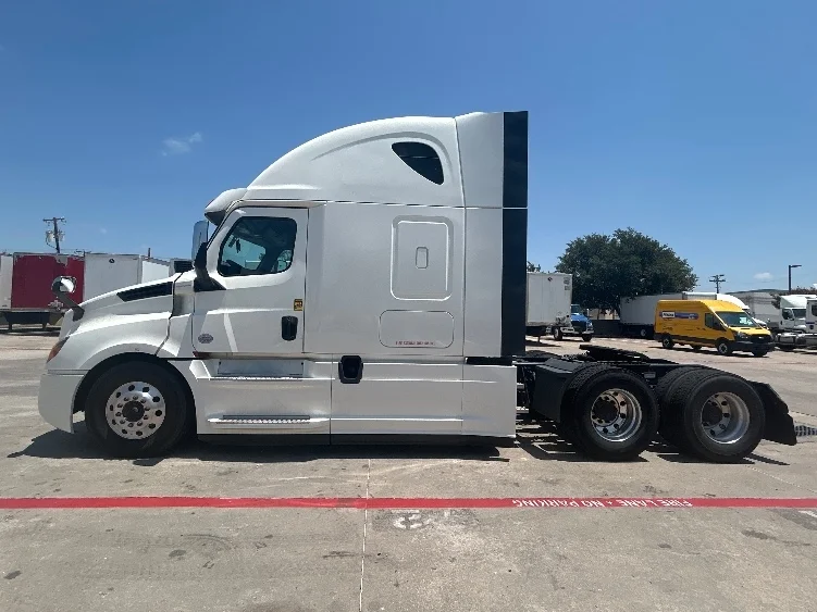 2020 Freightliner Cascadia in Carrollton, TX — photo 4