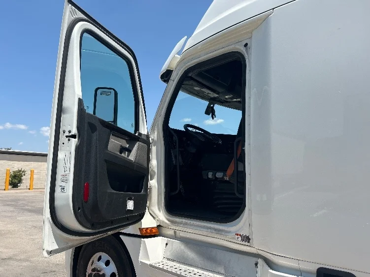 2020 Freightliner Cascadia in Carrollton, TX — photo 9