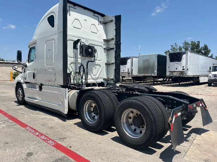 2020 Freightliner Cascadia in Carrollton, TX — photo 5