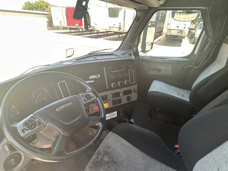 2020 Freightliner Cascadia in Carrollton, TX — photo 10