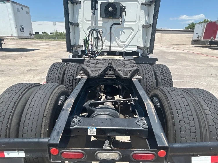 2020 Freightliner Cascadia in Carrollton, TX — photo 6
