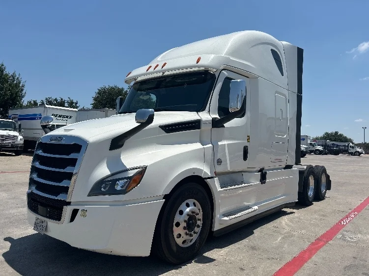2020 Freightliner Cascadia in Carrollton, TX — photo 3