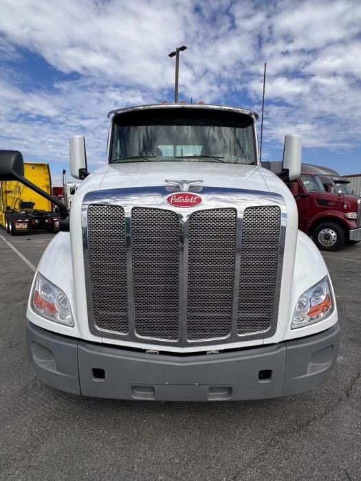 2021 Peterbilt 579 in Los Angeles, CA — photo 3