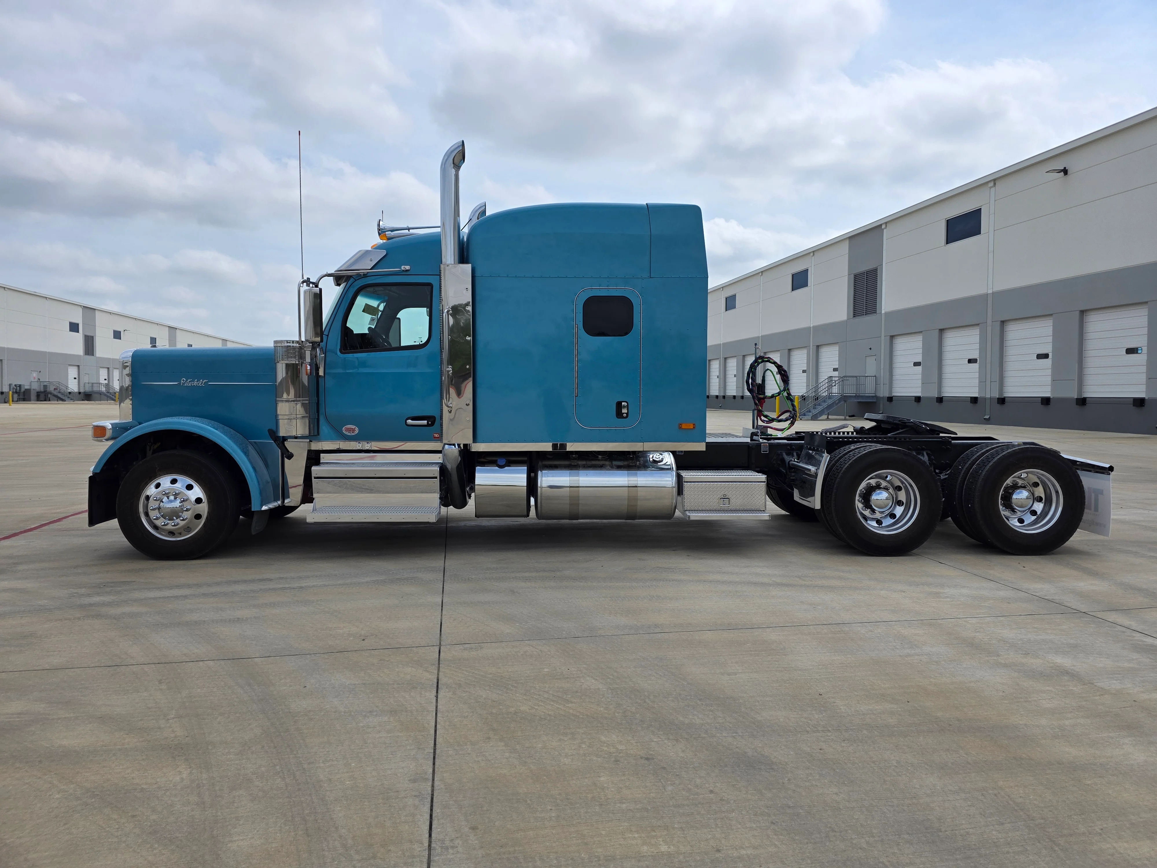 2027 Peterbilt 589 in Evansville, IN — photo 2