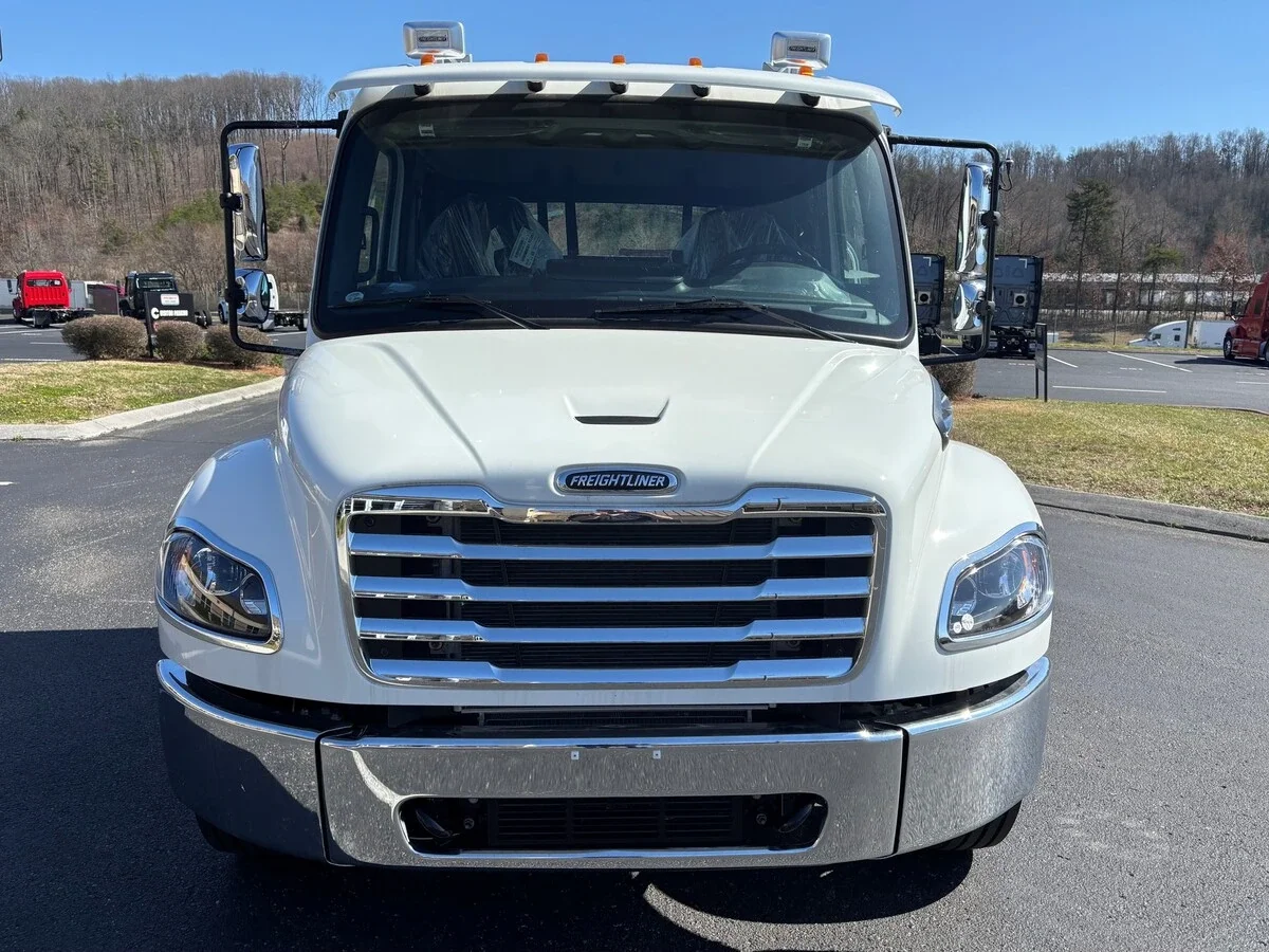 2025 Freightliner M2 106 in Fort Worth, TX — photo 2